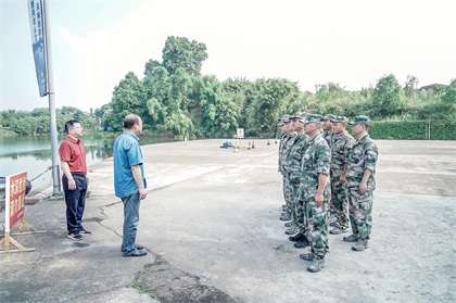 陳偉看望應(yīng)急救援分隊(duì)00 (1).jpg