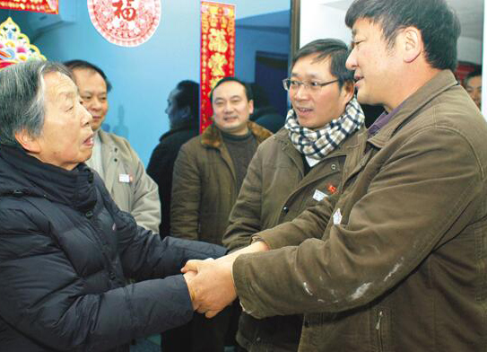 彭傳勇 江建君 寧忠培 涂勇慰問離休老干部及困難住院員工