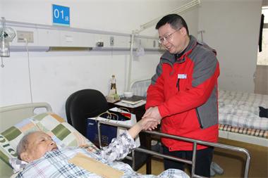 公司黨委副書記陳偉率隊看望慰問生病住院離退休老同志及員工