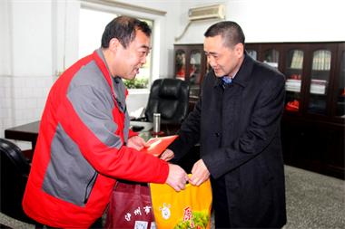 瀘州市委常委、政法委書記、常務(wù)副市長封安來公司慰問全國英模李長江