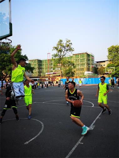 瀘天化股份公司與合江榕山中學(xué)舉行籃球友誼賽