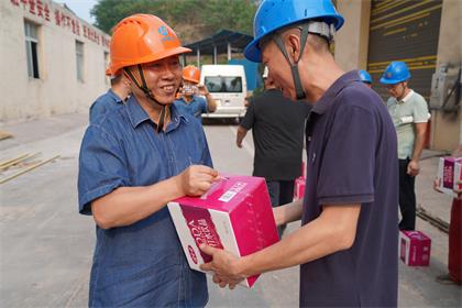 瀘天化股份公司領導高溫時節(jié)慰問九禾納溪基地大修一線員工