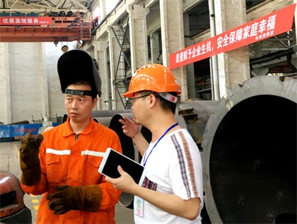 四川工人日報社記者就“一線職工戰(zhàn)三伏”到瀘天化進行采訪報道