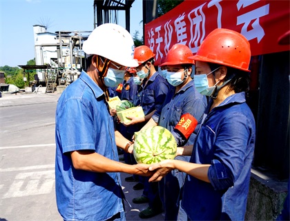 瀘天化集團公司總經理寧忠培一行為一線職工“送清涼”