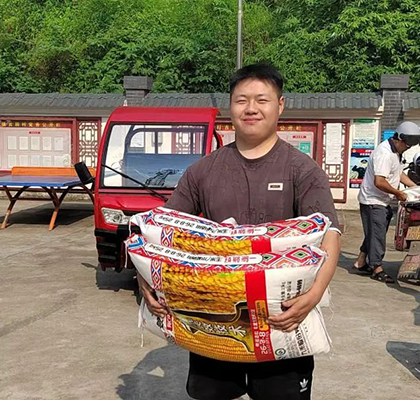 瀘天化捐贈(zèng)“營(yíng)養(yǎng)禮包”助力鄉(xiāng)村振興