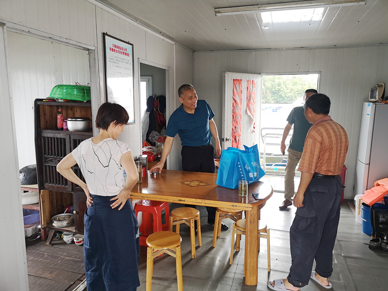 漁業(yè)公司工會(huì)開展“盛夏送清涼”慰問(wèn)活動(dòng)