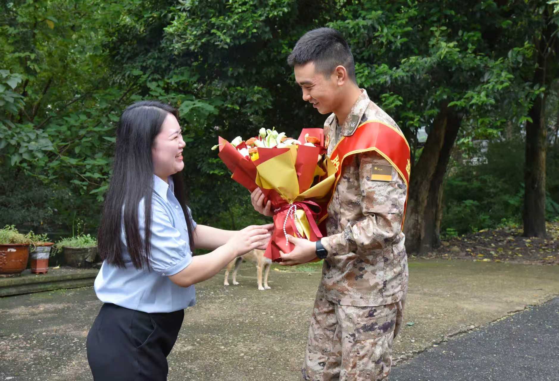 公司員工魏港同志參加93閱兵勝利凱旋