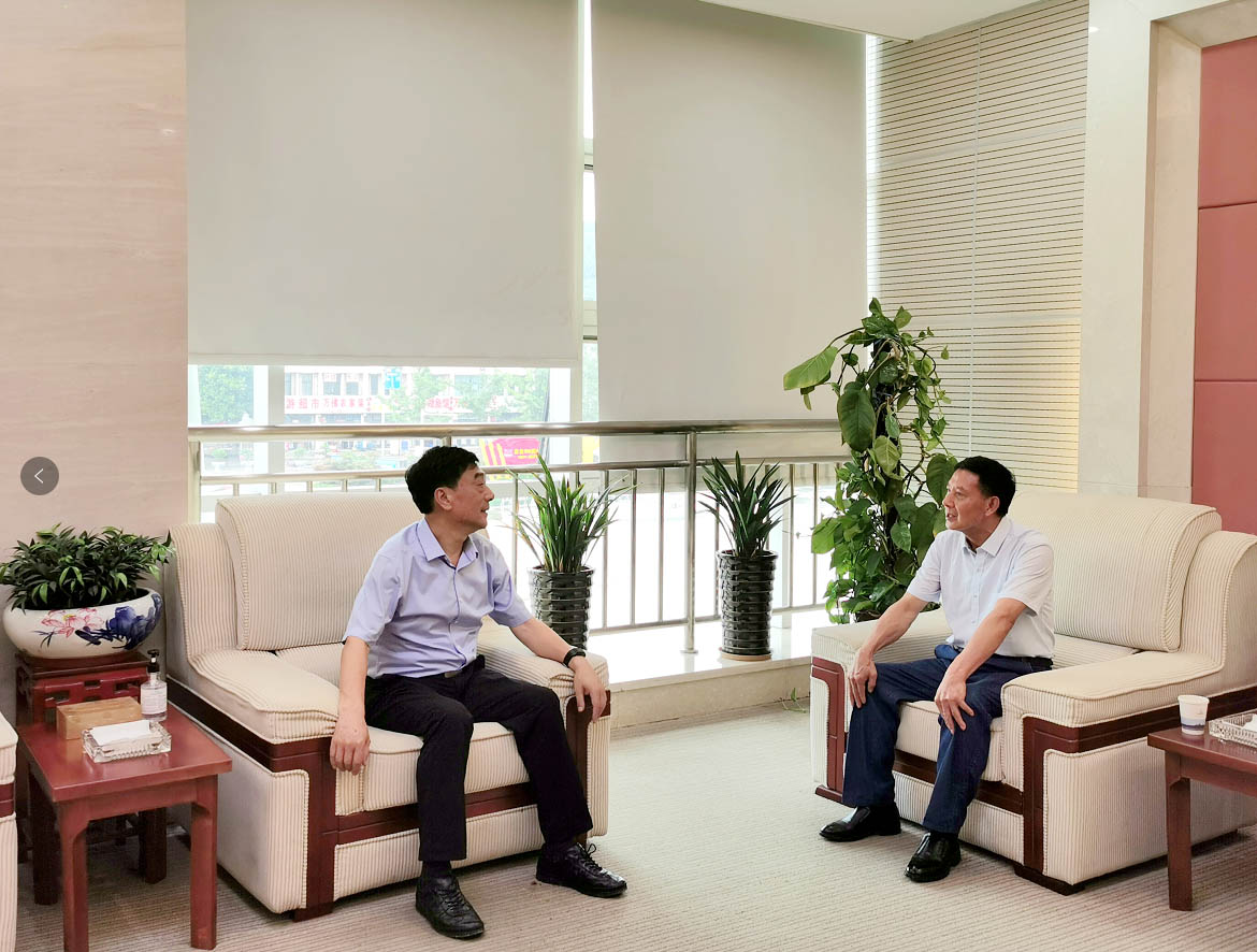 杜世忠為漁業(yè)公司老黨員頒發(fā)“光榮在黨50年” 紀念章