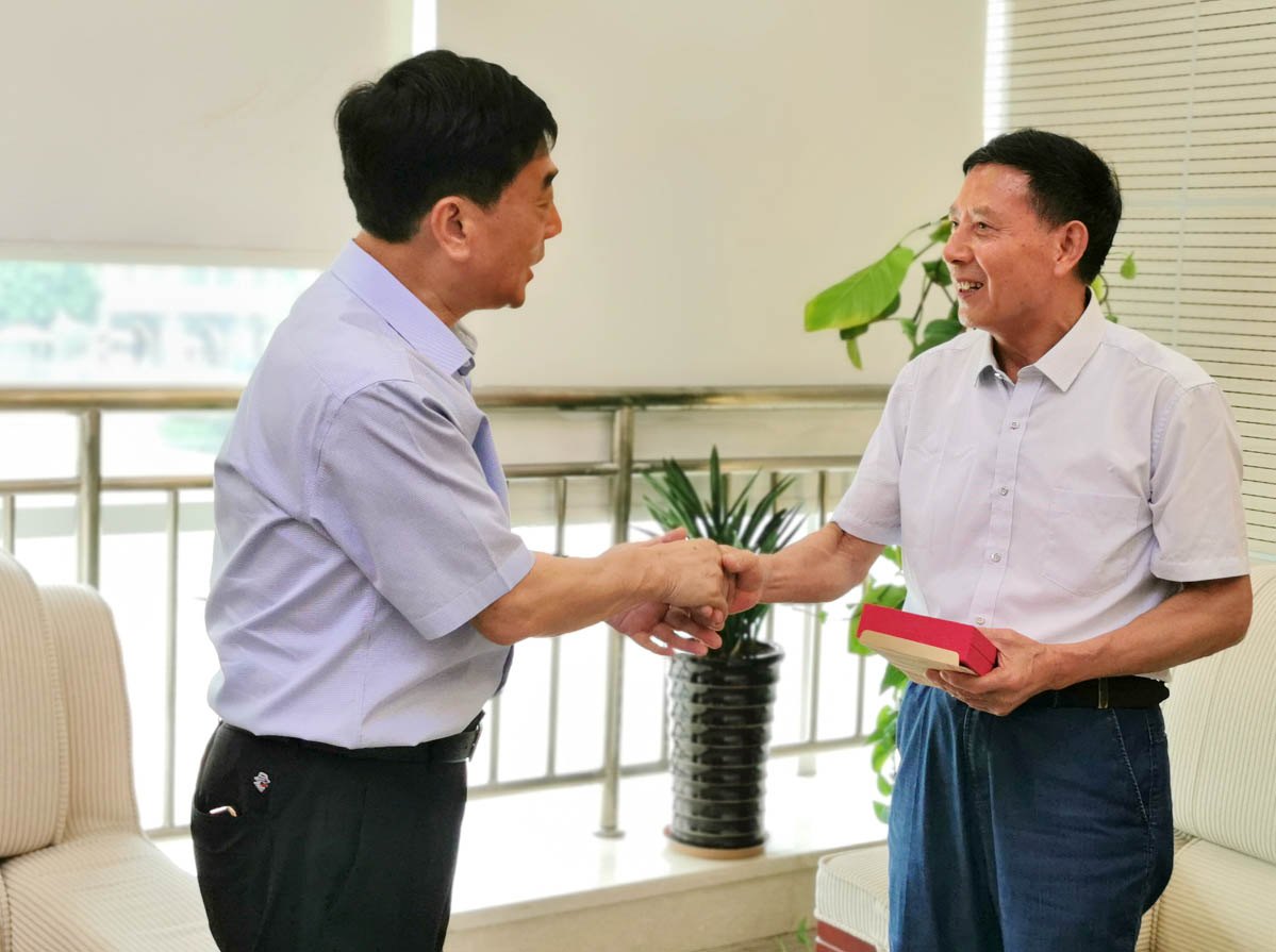 杜世忠為漁業(yè)公司老黨員頒發(fā)“光榮在黨50年” 紀念章