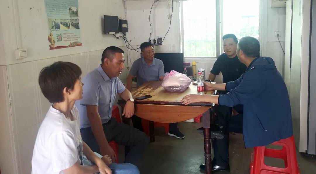 公司開展防暑降溫慰問暨安全生產(chǎn)督查活動 公司開展防暑降溫慰問暨安全生產(chǎn)督查活動