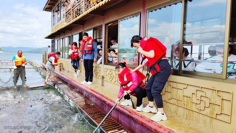 岸香集團優(yōu)秀員工來萬佛湖有機魚養(yǎng)殖基地游學團建活動